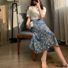 Olivia Mark - Floral Print Pleated Skirt with High Waist and Slim Fit - Chiffon Multi-color Half-length Skirt Outfit With Floral Skirt, Long Flower Skirt Outfit, Long Skirt Classy, Pattern Skirt Outfit, Floral Midi Skirt Outfit, Floral Outfit Ideas, Flower Skirt Outfit, Vintage Skirt Outfit, Floral Skirt Outfit