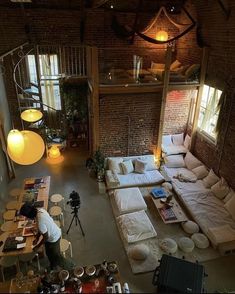 an overhead view of a living room with couches, tables and lamps in it