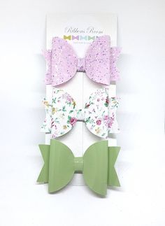 ♥ Set of 3 stunning bows, pink, pastel green and white florals♥ This set of bows feature glitter fabric, glossy leatherette and leatherette! Perfect set to brighten up those spring/summer outfits! Can be attached to bobbles, alligator clips or nylon headbands just make your choice in the dropdown. The nylon headbands I use are soft and stretchy and are suitable from newborn to adult. Colour may vary but will match the bow. Made with high quality leatherette and glitter fabric. The aligator clip Bows Pink, Gold Hair Clips, Toddler Hair Clips, White Florals, Alligator Clips, Pink Pastel, Bow Set, Glitter Fabric, Nylon Headbands