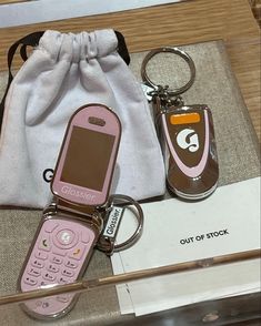 Key Chains Aesthetic, Car Keychain Ideas, Mobile Phone Case Diy, Goyard Wallet, Creative Iphone Case, Sweet 16 Gifts, Unique Makeup, Car Key Ring