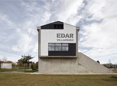 a building with a sign that reads eddar villarrez