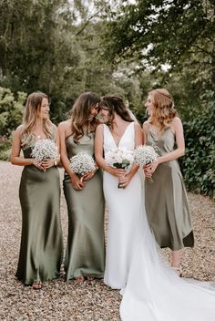 bride and bridesmaid pictures Bridesmaids Photo Ideas, Green Bridesmaids Dresses, Bride And Bridesmaid Pictures, Olive Green Weddings, Bridesmaid Pictures, Green Themed Wedding, Bride And Bridesmaids, Bridesmaid Colors