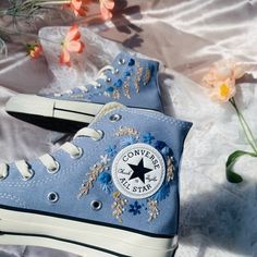 Converse Bleu, Wedding Shoes Converse, Converse Embroidery, Wedding Gif, Converse 1970s, Cute Converse Shoes, Converse Wedding Shoes, Embroidered Converse, Customized Shoes