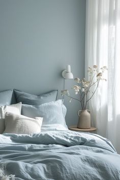 Soft Blue Bedroom Decor, Ice Blue Room Ideas, Pale Blue Decor, Soft Blue Bedroom Aesthetic, Blue Calming Bedroom, Minimal Beds, Blue Pastel Bedroom, Soft Blue Room, Light Blue Room Ideas Bedroom