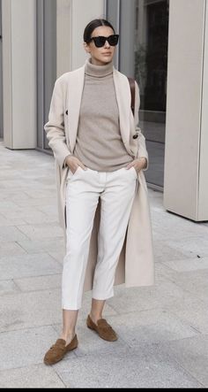 Hat Styling For Women, Old Money Christmas Aesthetic Outfit, Mode Ab 50, Looks Street Style, Casual Chic Outfit, Casual Chic Style, 가을 패션, Fashion Over 50, White Pants