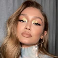 2023 Makeup Trends, Gigi Hadid Makeup, Christmas Party Makeup, Classic Makeup Looks, Golden Eye Makeup, Xmas Makeup, Christmas Decoration For Kids, Eve Makeup, Makeup 2023