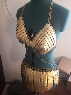 One of a kind Bra and gladiator-style skirt with spine! Perfect for festivals! Made of anodized aluminum scale and brass rings, with clasps at 5 locations for a perfect fit! Model is 34DD and wears a large. Personalization is necessary. Not quite what you're looking for? I do custom work! Send me a message and we'll work together to get you exactly what you're looking for! Dragon Scale Mail, Scale Mail Armor, Chainmail Diy, Chainmail Clothing, Mail Armor, Scale Maille, Fantasy Fest, Scale Mail, Harness Bra