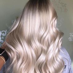 Champagne Toner For Blonde Hair, Creamy Caramel Blonde Hair, Champagne Platinum Blonde Hair, Light Champagne Blonde Hair, Champagne Blonde Formula, Pearl Blonde Hair Balayage, Wella Blonde Hair Color Shades, Powder Blonde Hair, Wella Color Formulas Blondes