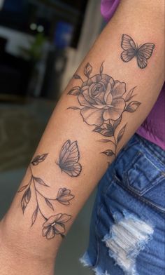 Tattoo, floral, tattooart, tatuagem circulando o braço, tattoo de ramos Tattoo Feminina, Ankle Tattoo, Simplistic Tattoos, Pretty Tattoos, Butterfly Tattoo, Pretty Hairstyles, Tatting, Tattoos, Floral