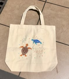 This hand painted tote bag is a perfect bag for the beach, farmer's market, or just to wear. Spot clean only Diy Summer Tote Bag, Toat Bag Painting, Painted Beach Bag, Beach Bag Painting Ideas, Painted Bags Ideas, Bag Ideas Design, Tote Bags Painting Ideas, Beach Tote Bags Diy Paint