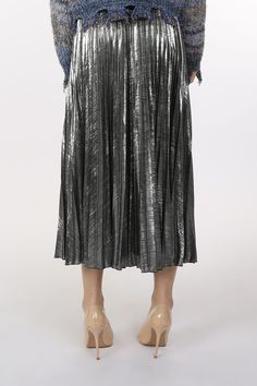 Metallic Coated Pleated Maxi Skirt in Silver. A gorgeous statement piece to add to your western cowgirl chic wardrobe. How cute would this be with a graphic tee, boots and a cute denim jacket? Or dress it up more for date night. This is an extremely versatile piece for a well rounded boho cowgirl style. Metallic coated pleat fabricAccordion pleatsElastic waistbandHigh waistlineMaxi lengthRegular fitColor: SilverModel size 5' 10" wearing S sizeCaring for your clothes is caring for the environment Boho Cowgirl Style, Cute Denim Jacket, Chic Wardrobe, Boho Cowgirl, Cowgirl Chic, Pleated Maxi Skirt, Silver Coat, Western Cowgirls, Western Cowgirl