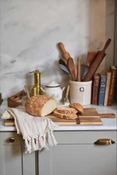 baking sourdough bread kitchen Sourdough Aesthetic, Bread Display, Kitchen Vibes, Making Sourdough Bread, Bread Sourdough, Sourdough Baking, Bread Making, Wrapping Ideas