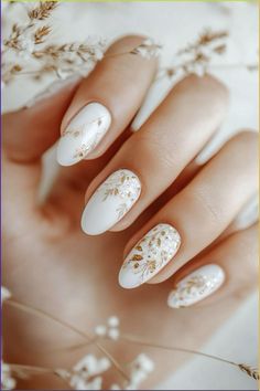 💐 Get ready to nail the cutest DIY flower nail designs ever! 🌺✨ Let your creativity blossom with these adorable and easy-to-do floral nail art ideas. From dainty daisies to vibrant roses, learn how to paint your nails like a pro gardener. 🌷🌿 Whether you're a nail art enthusiast or a beginner, these step-by-step tutorials will help you achieve picture-perfect flower nails. 🌸💅💖 Let your fingertips bloom with charm and style! 🌼🌈 Diy Flower Nails, Winter Wedding Nails, Engagement Nails, Aesthetic Studio, Aesthetic Neutral, Gold Nail, White Nail Designs, Bride Nails, Elegant Nails