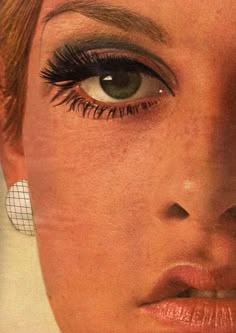 The Junk Revival: Twiggy Who? Twiggy Lawson, 1960s Makeup, Twiggy Makeup, Vintage Makeup Looks, 60s Makeup, 70s Makeup, 60s Hair, Retro Makeup, 60s 70s Fashion