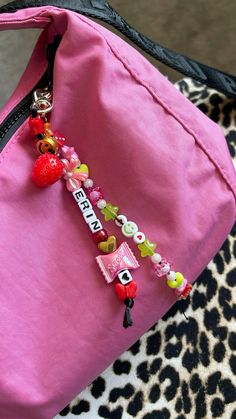 Made some diy keychains for my new pink baggu bag 💕 Diy Baggu Bag, Baggu Keychain Aesthetic, Baggu Bag Accessories, Zipper Charms Diy, Baggu Decorated, Baggu Charms, Purse With Charms, Diy Bag Charm Ideas, Baggu Keychain