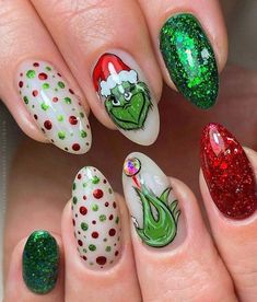 Fun Sparkly Nails, Grinch Short Nails, Grinch Nails Short, The Grinch Nail Art, Simple Grinch Nails, Grinch Nails Designs, Christmas Nails Grinch, Grinch Christmas Nails