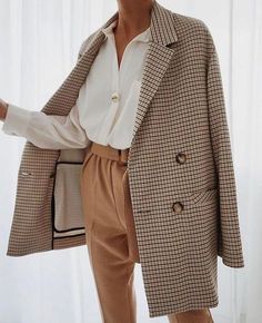 Fall Blazers for Women | life and style | E. Interiors Turtleneck Fashion, Winter Mode Outfits, Fall Fashion Coats, Night Fashion, Fall Blazer, Academia Fashion, Mcqueen Fashion, Kylie Jenner Outfits, Streetwear Mode