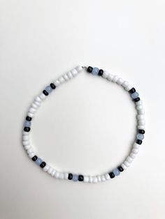 Blue And White Beads Bracelet, Bracelet Beads Design Ideas, Design For Bracelet, Blue And White Accessories, Beaded Blue Bracelets, Little Bead Bracelet Ideas, Black And Blue Bracelet, Black And White Bead Bracelet, Cool Bracelet Ideas With Beads