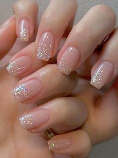 Step into the alluring world of glitter nails, where your brilliance will outshine and dazzle this festive season. Ombre Nails Bride, قلادات متدلية, Sparkle Nails, Nail Designs Glitter, New Year's Nails, Bridal Nails, Elegant Nails, Prom Nails, Chic Nails