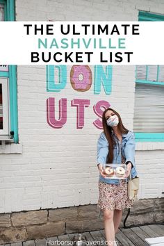 a woman standing in front of a white brick building with the words, the ultimate nashville bucket list don't outs