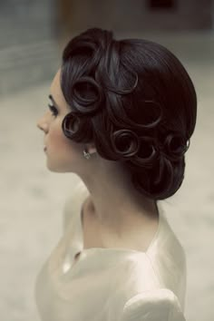 I need to grow my hair out to do this! So vintage chic! Sanggul Modern, Alexandra Breckenridge, Vintage Wedding Hair, Retro Hairstyles, Wedding Hairstyles For Long Hair, Vintage Hair, Hair Envy, Wedding Hair And Makeup