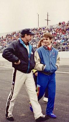 Dangerous Sports, Jeff Gordon Nascar, Nascar Race Cars, Kevin Harvick, Nascar Race, Stock Car Racing, Dale Jr, Vintage Nascar, Nascar Drivers