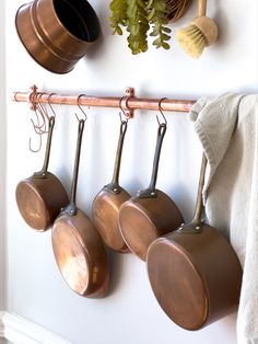 How to make a copper pot rail diy Copper Pot Rack Wall, Diy Pot Rack Wall, Copper Pot Rack Hanging, Displaying Copper Pots And Pans, Brass Pots And Pans, Diy Brass Kitchen Rail, Old Copper Pots, Diy Brass Pot Rail, Decorating With Copper Pots