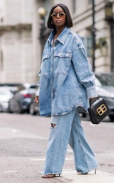 Modern Modest Fashion, Hm Outfits, Modest Dressing, Denim Street Style, Oversized Denim Shirt, Looks Jeans, Latest Trends In Fashion, Mode Kimono, Denim Inspiration