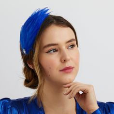 For some vintage chic - look no further than our feather fascinator headband, inspired by the 1920s trendy feather fascinators. Your fascinator is carefully crafted from lustrous feathers, and finished with a dazzling gem at the base. This is attached to a narrow headband that is light and comfortable and will work well with a wide range of hairstyles.  Combine with a shimmering dress and bright lips, you will step right into your inner 1920s heroine.  Fascinators are so easy to wear, as there is no need for an elaborate hairstyle - your headband does the talking!  Please do let me know if I can help with any questions at all! Amanda x White Fascinator Wedding, Shimmering Dress, White Fascinator, 1920s Headpiece, Fascinator Wedding, Blue Fascinator, Bright Lips, Feather Fascinator, Fascinator Headband