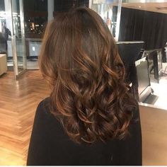 Brown Bayalage Hair, Gold Brown Hair, Brown Hair Looks, Brown Hair Inspo, Spring Hair Color, Subtle Highlights, Hairstyles For Layered Hair, Brunette Balayage Hair, Golden Honey