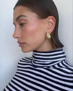 @ haileybieber Celeb Makeup, Simple Elegant Jewelry, Hailey Rhode Baldwin, Eye Trends, Short Hair Trends, Edgy Short Hair, Hair Pulling, Chunky Jewelry