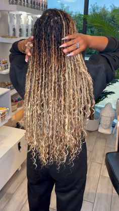 Black Hairstyles Color, Blonde Boho Locs Black Women, Ciara Locs, Ombre Goddess Locs, Vacation Locs For Black Women, Carnival Hairstyles Black Women, Ombré Faux Locs, Locs With Curly Ends Real, Balayage Locs