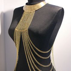 Gold Body Chain Jewelry, Gold Harness, Body Chain Necklace, Simple Party Dress, Gaun Abad Pertengahan, Body Necklace Chain, Body Chain Harness, Chain Harness, Body Necklace