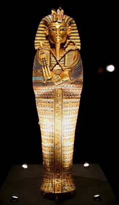 an egyptian statue is shown in the dark