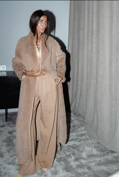 Chic Desert Aunt, Persian Fashion Street Styles, Nude Winter Outfit, Desert Chic Outfit, Miami Winter Outfits, Winter 2024 2025 Fashion Trends, 70s Fashion Winter, Flamboyant Natural Style, Street Style Outfits Casual