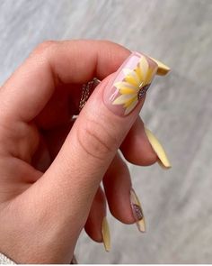 Mini Mickey Mouse, Better Nails, Sunflower Nail, Sunflower Nail Art, Pink Tip Nails, Girls Nail Designs, Sunflower Nails, Red Nail Art, Red Christmas Nails