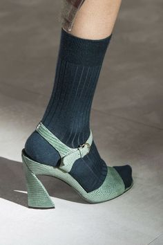 Salvatore Ferragamo Fall 2019 Ready-to-Wear collection, runway looks, beauty, models, and reviews. Shoes Creative, Design Shoes, Milano Fashion Week, Socks And Heels, How To Design, Vogue Paris, Milan Fashion, Strappy Heels