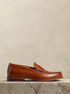 A classic penny loafer crafted in Portugal from leather from tip to toe, we cut these with a classic almond toe and stacked leather heel so they'll serve you well for years to come.  Leather uppers.  Leather lining.  Leather soles.  Made in Portugal.  Heel height: 0. 5" (1cm) Penny Loafers For Women Outfits, How To Wear Loafers Women, Dress Shoes Flats, Loafer Outfits, Loafers Outfit, Leather Loafers Women, Timeless Shoes, Smart Casual Wear, Brown Dress Shoes