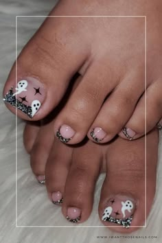 ghost and french tip Halloween Toe Nails Designs Toenail Art Designs French Tip, Cute Halloween Toe Nails, Cute Fall Pedicure Ideas, September Toe Nail Ideas, Pedicure Designs Toenails Fall, Spooky Pedicure Ideas, Creative Halloween Nails, Ghost Pedicure