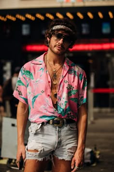 Streetstyle на Неделе мужской моды в Париже. Част�ь 2 | Мода | STREETSTYLE | VOGUE 80s Summer Fashion, Paris Street Fashion, Mode Coachella, 80s Mens Fashion, 70s Mode, Gay Outfits, Mens Street Style Summer, 80s Fashion Men, Festival Outfits Men