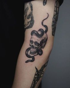 Snake And Dagger Tattoo, Voll Arm-tattoos, Snake Tattoo Meaning, Skull And Snake, Knife Tattoo, Geniale Tattoos, Small Tattoos For Guys