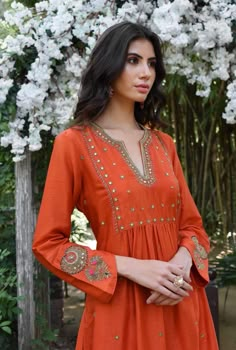 Long Kurti Patterns, Contrast Dupatta, Resham Embroidery, Simple Kurta Designs, Kurti Embroidery Design, Desi Fashion Casual, Cotton Kurti Designs, Traditional Indian Outfits, Embroidered Border