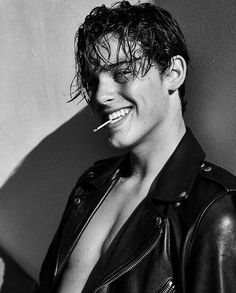 Bad Boy chico malo rudo con arma apuntando fumando cigarrillo en los labios sonriendo cabello mojado y sexy blanco y negro Devil's Night Penelope Douglas, 얼굴 드로잉, 사진 촬영 포즈, Bad Boy Aesthetic, Cameron Dallas, Photography Poses For Men, Male Poses, Poses For Men, Character Aesthetic