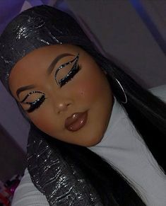 Yami Angelina, Bday Aesthetic, Glitter Looks, School Photoshoot, Pop Makeup, Face Cake, Holiday Makeup Looks, Viva Glam