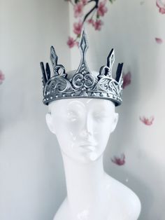 Women's Gold Queen Crown, Halo Headdress For Halloween Costume,Queen Halo, Goddess Festival Headdress. This headband can be worn for a, music festival, as a photo prop, for a theater or dance performance or just for fun! It's made of rubber casting and not metal. So it's ideal for halloween, cosplay and theater and not to be worn with formal wear. If you want a metal based crown ideal for formal party wear, pls get in touch. C U S T O M I Z A T I O N Get in touch for custom orders! S I Z E Adult Crown Goddess, Festival Headdress, Crown Halo, Silver Mask, Thank You Wishes, Head Crown, Crown Silver, Party Kleidung, Queen Crown