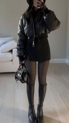 casual Korean fall outfit: leather jacket + mini skirt Dark Colors Outfit, Diner Outfits, Dark Aesthetics, Mode Zara, Cold Outfits, Thanksgiving Outfit