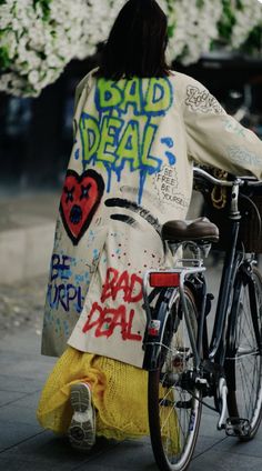 Stockholm Fashion Week, Jacket Designs, Street Style Edgy, Painted Clothes, Stockholm Fashion, Fashion Baby, Cool Street Fashion, Fashion Week Street Style, Art Clothes