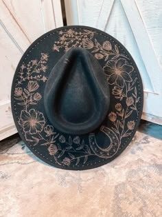 Imogen: Floral Horseshoe. Made to Order Handcrafted Burned - Etsy Custom Made Cowgirl Hats, Wood Burn Cowboy Hat, Black Burned Felt Hat, Cowgirl Hats Black, Black Burned Hat, Custom Burned Hats, Women’s Western Hats, Hand Burned Felt Hats, Custom Burned Felt Hats