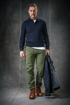 Workwear Aesthetic, Old Man Fashion, Older Mens Fashion, Green Chinos, Stylish Men Casual, Traje Casual, Rugged Style, 1950s Style, Mens Fashion Casual Outfits