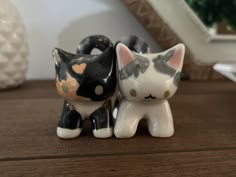 Cat Figurines, Me And Her, Cute Clay, Clay Art Projects, Dessin Adorable, Diy Clay Crafts, Clay Charms